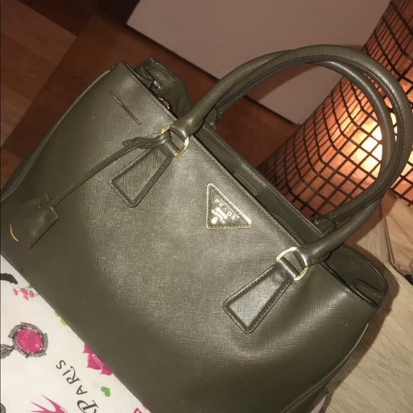 Prada purse - Picture 3 of 4